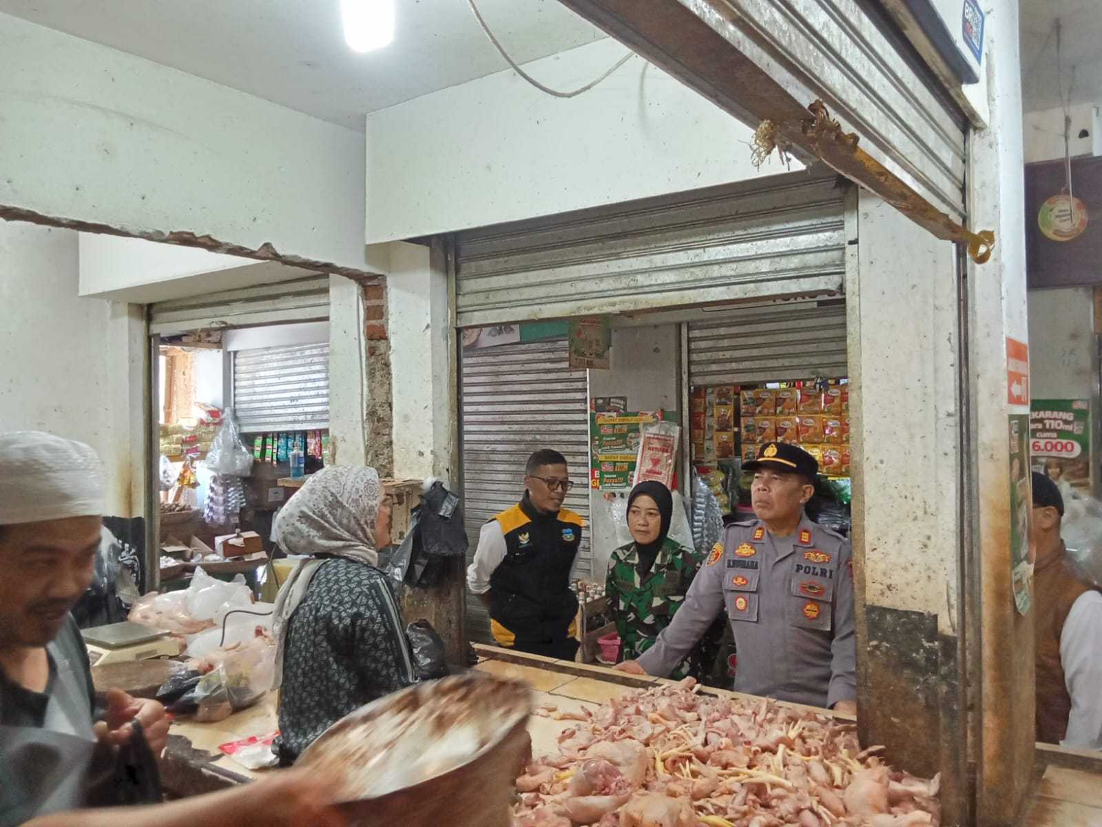 Jelang Idul Fitri, Polsek Samarang  Bersama Forkopimcam Cek Harga Sembako di Pasar Wisata Samarang